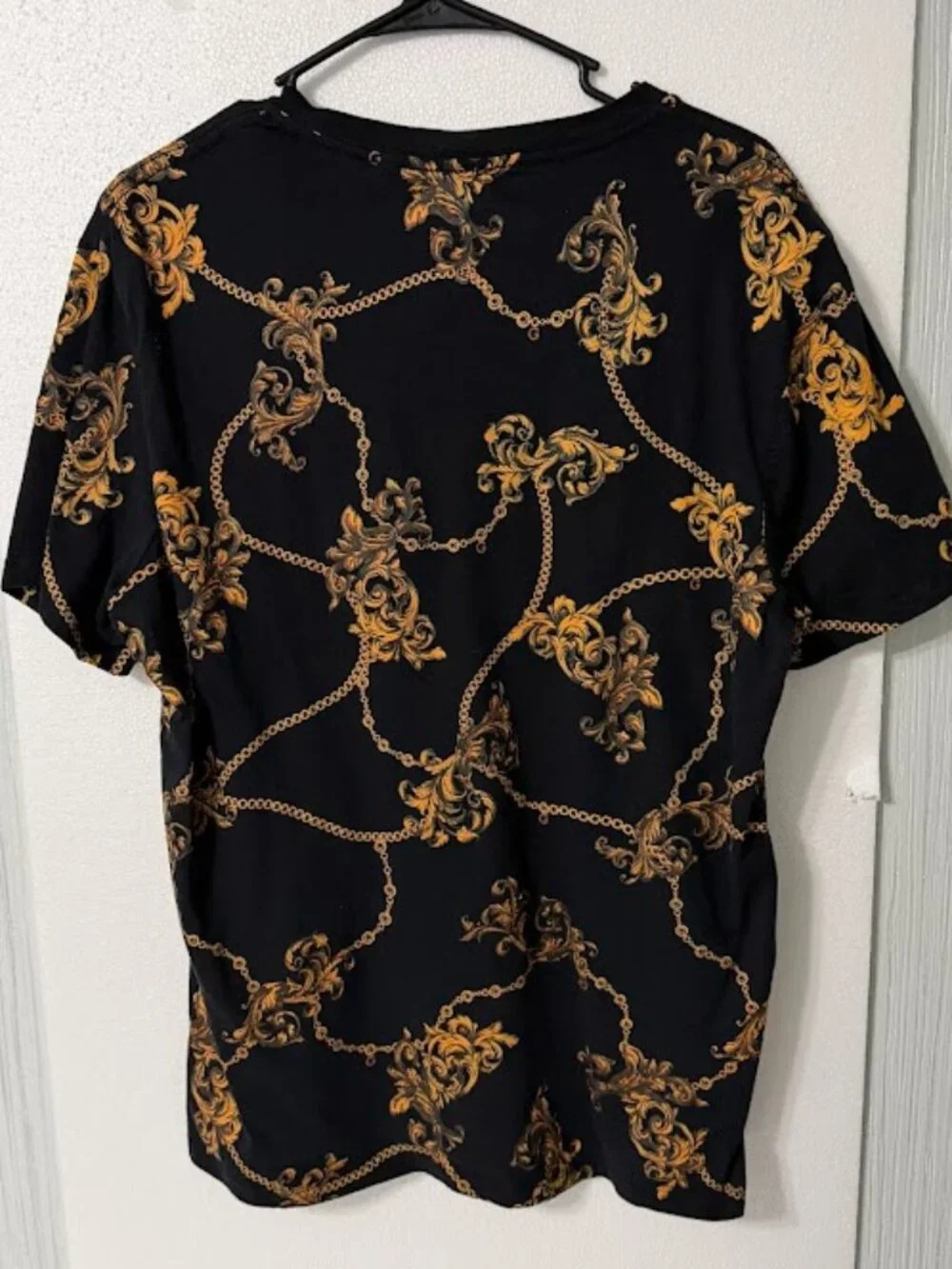 GUESS Baroque Chain Print Tee Black Gold Logo T-Shirt Size M - Picture 4 of 7